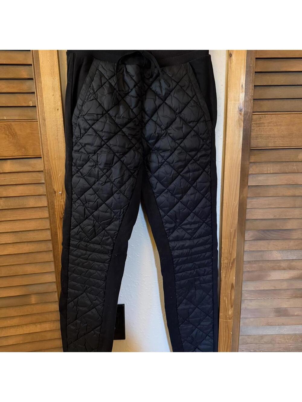 Alo Yoga black quilted leggings with pockets